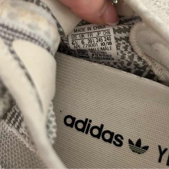 Glow in the dark Yeezy boost - men’s 6 1/2 - Picture 3 of 6